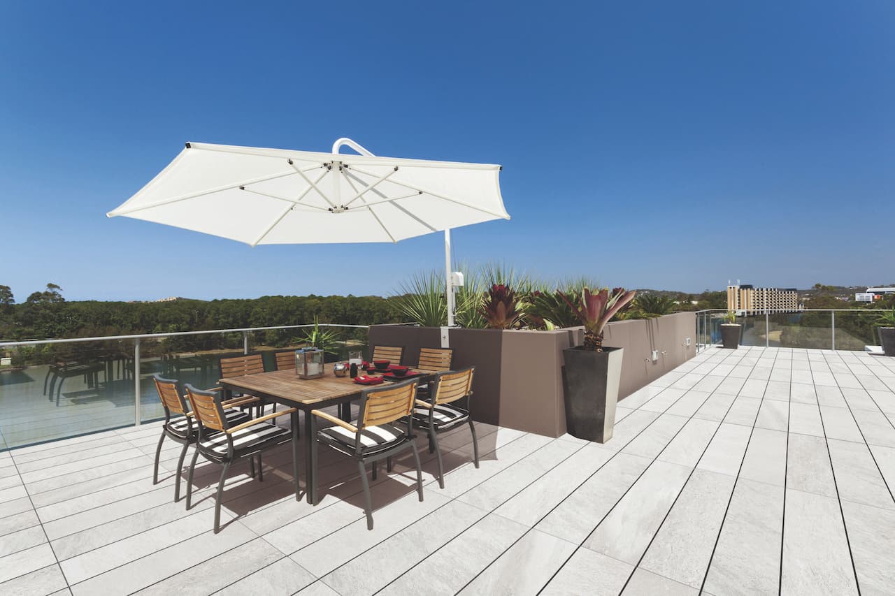 Quartz Extra White Milestone Porcelain Stone Center